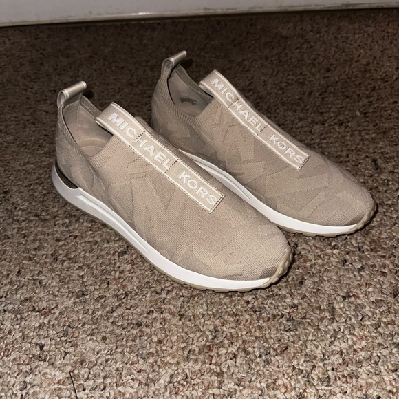 NWTs Michael Kors ankle heeled booties - Picture 4 of 4